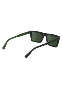 Ochelari de soare negri și verzi cu rame rectangulare, finisaj mat, lentile întunecate și brațe drepte. Accentați cu detalii discrete de branding.