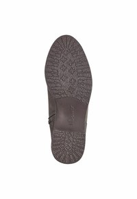 Talpă din cauciuc maro cu un model texturat pentru aderentă. Prezintă o secțiune superioară netedă cu branding subtil și eticheta de mărime "37" embossată.