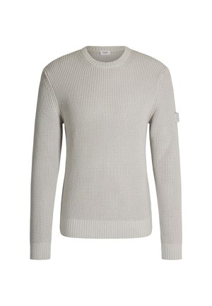 Hellgrauer gestrickter Pullover mit rundem Halsausschnitt, gerippten Bündchen und Saum sowie einer texturierten Oberfläche mit kleinen erhabenen Mustern.