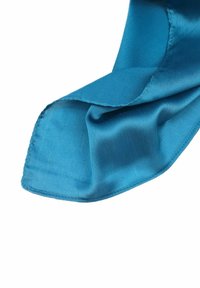 Foulard in satin di un brillante turchese, con una texture liscia e bordi puliti. Il tessuto si drappeggia delicatamente, mettendo in mostra il suo design leggero e fluido.