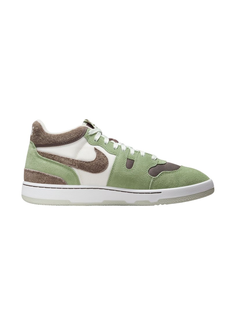 Baskets montantes avec des panneaux en suède vert et marron, sections en tissu blanc, semelle en caoutchouc et logo Nike distinctif sur le côté.