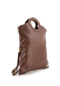 Braune Leder-Tote mit strukturierter Oberfläche und rundem Griff. Enthält einen abnehmbaren Riemen und goldfarbene Hardware-Akzente.