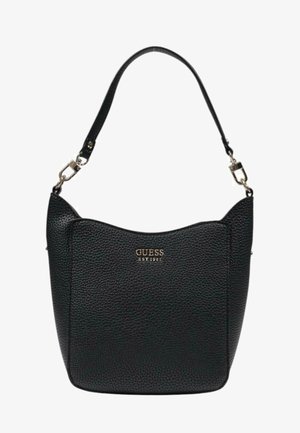 Bolso de hombro de cuero negro con textura de piedra y parte superior curva, logotipo dorado y herrajes plateados. Cuenta con una sola correa ajustable.