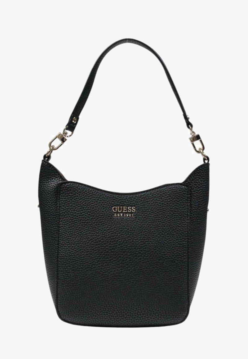 Bolso de hombro de cuero negro con textura de piedra y parte superior curva, logotipo dorado y herrajes plateados. Cuenta con una sola correa ajustable.