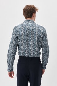 Langärmliges Hemd mit blauem Paisleymuster und weißen sowie hellblauen Akzenten, aus einem glatten Stoff gefertigt. Die Rückansicht zeigt Kragendetails und eine schmale Passform.
