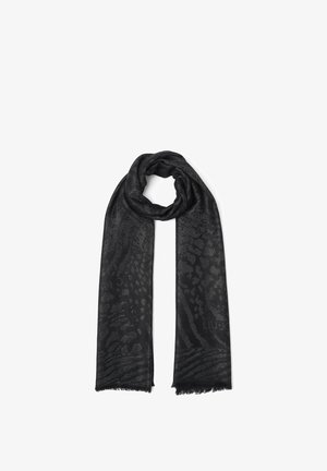 Bufanda gris oscuro con un sutil estampado de animal, bordes ligeramente desflecados, doblada en un lazo suelto en la parte superior.