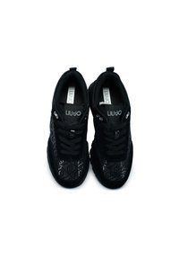 Sneaker nere con design testurizzato e a motivo, arricchito da paillettes. Chiusura con lacci e hardware argentato a contrasto, con linguetta brandizzata.