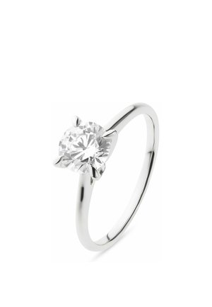 Silberner Ring mit einem einzelnen großen rundgeschliffenen Diamanten, der von vier Krappen auf einem schlichten, glatten Ring gesichert wird.