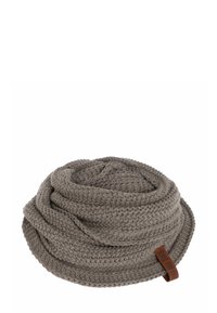 Gebreide grijze beanie met een gemêleerd patroon, voorzien van een omgevouwen ontwerp en een leren labeldetail. Zacht, warm materiaal dat geschikt is voor koudere weersomstandigheden.