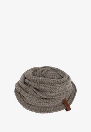 Gebreide grijze beanie met een gemêleerd patroon, voorzien van een omgevouwen ontwerp en een leren labeldetail. Zacht, warm materiaal dat geschikt is voor koudere weersomstandigheden.