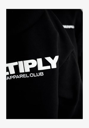 Felpa nera con grande scritta bianca "MULTIPLY APPAREL CLUB", caratterizzata da una texture morbida e elementi di design moderni.