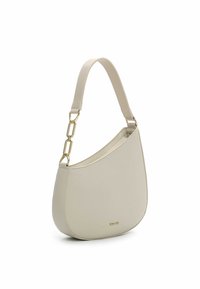Beige leren schoudertas met een gebogen vorm, gouden hardware en een afneembare schouderriem. Soepele textuur met een subtiele, gegraveerde logo detail.