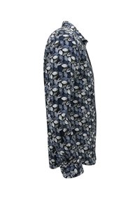 Langarmpol in marineblauw met een bladpatroon in wit en lichtblauw. Zachte stof met een ontspannen pasvorm en knoopdetail bij de mouwen.