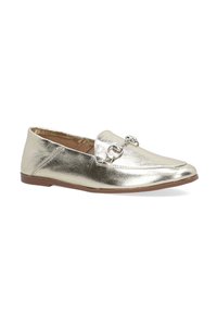 Metallic gouden loafers met een gladde textuur, spitse neus en decoratieve hardware aan de voorkant. Plat uiterlijk en ontwerp met een lage hak.