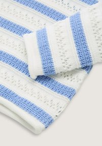 Strickpullover in Weiß mit hellblauen Streifen, ausgestattet mit Durchbrüchen und einem umgeschlagenen Ärmelabschluss, der einen strukturierten Stoff hervorhebt.