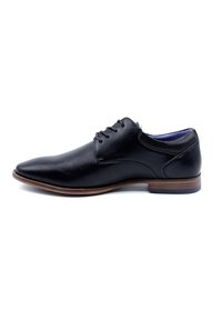 Chaussure habillée en cuir noir avec un bout pointu, six œillets pour les lacets, des accents texturés et une semelle de style bois.