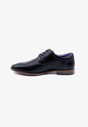 Chaussure habillée en cuir noir avec un bout pointu, six œillets pour les lacets, des accents texturés et une semelle de style bois.