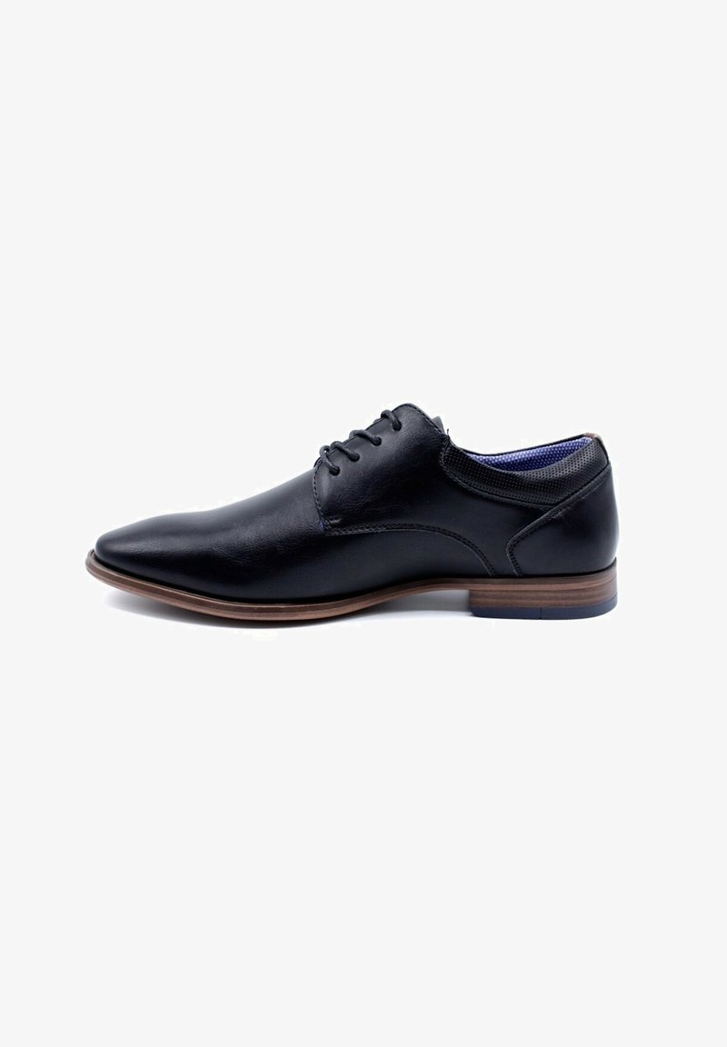 Chaussure habillée en cuir noir avec un bout pointu, six œillets pour les lacets, des accents texturés et une semelle de style bois.
