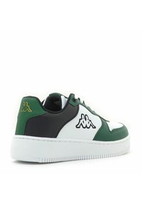 Sneaker verde e bianco con un pannello nero, realizzata in pelle liscia, design con lacci e suola in gomma bianca testurizzata. Logo Kappa in nero e oro.