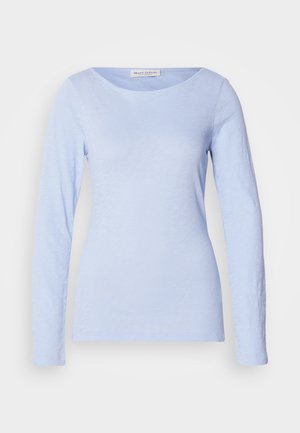 Camisa de manga larga azul claro con un escote redondo, hecha de una tela suave y texturizada, que presenta sutiles variaciones tonales y una forma ajustada.