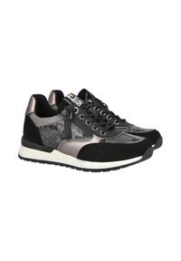 Zapatillas negras que presentan una combinación de gamuza y materiales sintéticos, un panel texturizado en gris y detalles metálicos brillantes. Diseño con cordones y suela blanca.