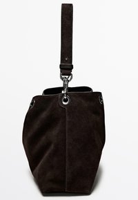 Borsa a tracolla in suede marrone con forma ampia e rastremata. Presenta una tracolla lunga, dettagli in metallo e occhielli lungo il bordo superiore. Superficie testurizzata.