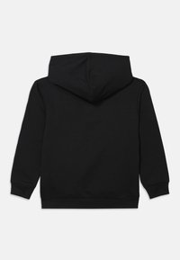 Felpa nera con cappuccio, tasca frontale, maniche lunghe e cordino regolabile. Tessuto morbido con polsini e orlo a coste. Texture liscia.