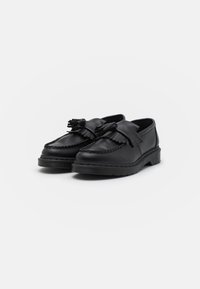 Los mocasines de cuero negro cuentan con un acento de flecos, costuras texturizadas a lo largo de la puntera y una suela de goma baja para mayor durabilidad y comodidad.