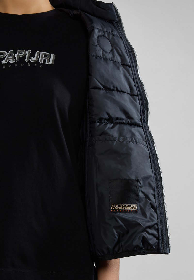 Czarna kurtka puchowa o błyszczącym wykończeniu, z zapięciem na zamek, elastycznymi mankietami i naszywką z logo na lewym rękawie.