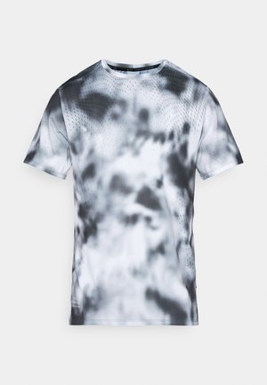 Tricou cu mânecă scurtă, gri și alb, având un model asemănător cu norii și o textură perforată subtilă. Design cu gât rotund și croială atletică.