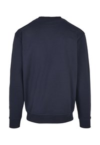 Sudadera azul marino hecha de tela suave, con un cuello redondo y puños de manga acanalados, con un diseño sencillo y sin patrones visibles.