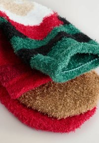 Mīkstas zeķes ar daudzkrāsainu dizainu sarkanā, zaļā, melnā un brūnā krāsā. Maiga tekstūra ar dažādiem rakstiem un formām visā audumā.