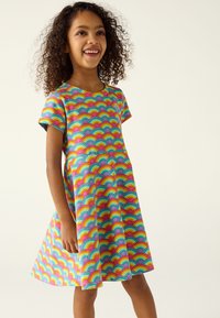 Obleka s kratkimi rokavi iz mehke tkanine, z večbarvnim vzorcem mavrice na modrem ozadju. A-linijska oblika sega nad kolena.