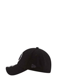 Cappellino da baseball nero con corona arrotondata, visiera curva e logo ricamato sul davanti. Realizzato in tessuto resistente con occhielli di ventilazione.