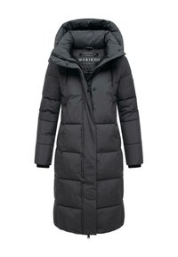 Lungo cappotto imbottito nero con cappuccio, caratterizzato da sezioni trapuntate, una cerniera frontale e polsini a costine. Il materiale appare liscio e isolato.