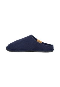 Pantofola in feltro blu navy con punta rotonda, design aperto sul retro e suola nera. Presenta un piccolo etichetta tan vicino al tallone.