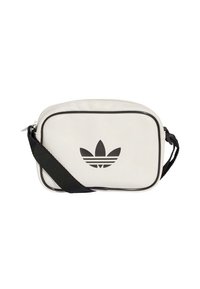 Hvit syntetisk skulderveske med svarte detaljer, med en markant svart trestripes-logo og en teksturert, glatt overflate.