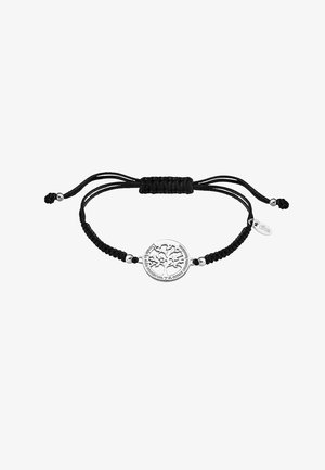 Schwarzes Kordelarmband mit einem runden silbernen Anhänger mit einem Baumdesign und dekorativem Text, versehen mit einem verstellbaren Verschluss und silbernen Akzenten.