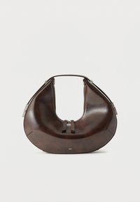 Καφέ σκούρο δερμάτινο τσάντα σε σχήμα ημισελήνου με λαβή στο πάνω μέρος και διπλό φερμουάρ, παρουσιάζεται σε απλό φωτεινό φόντο.