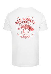 T-shirt blanc avec un graphique rouge d'un container de nouilles avec des baguettes, texte indiquant "Les Meilleures Nouilles en Ville," et les coordonnées.