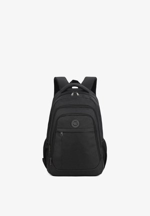 Zaino in tessuto nero con spallacci imbottiti, maniglia superiore, tasca frontale con zip e tasche laterali in rete. Presenta un logo circolare sul davanti.