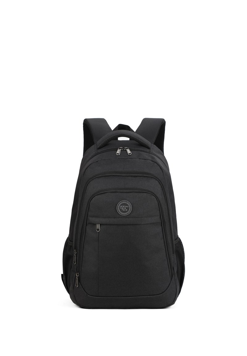 Zaino in tessuto nero con spallacci imbottiti, maniglia superiore, tasca frontale con zip e tasche laterali in rete. Presenta un logo circolare sul davanti.