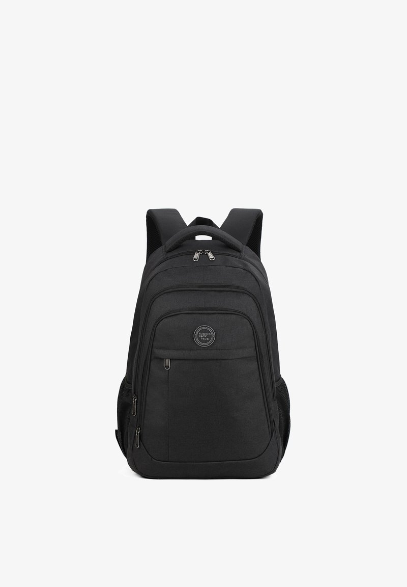 Zaino in tessuto nero con spallacci imbottiti, maniglia superiore, tasca frontale con zip e tasche laterali in rete. Presenta un logo circolare sul davanti.