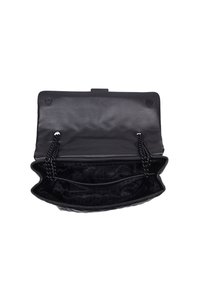 Czarna syntetyczna torebka o teksturowanej powierzchni, z łańcuszkowymi paskami i podwójnymi przegrodami. Posiada gładką podszewkę wewnętrzną z wzorem.