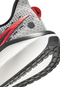 Nike Performance VOMERO - Chaussures de running sur route - photon dust black platinum tint hyper punch