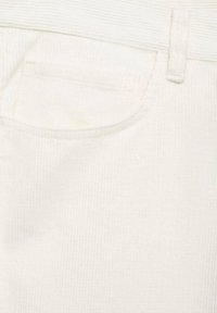 Pantaloni in corduroy bianchi con una sottile texture a coste, dettagli della tasca posteriore e vita standard con un anello per l'attacco della cintura.
