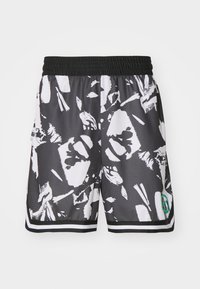 Pantalones cortos negros con un patrón floral blanco, que cuentan con una cintura elástica, rayas laterales y un logotipo verde en la parte inferior frontal.