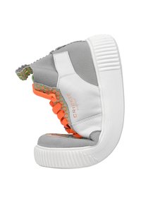 Sneaker alta con corpo in suede grigio, accenti in pelle bianca, lacci arancioni e una suola multicolore testurizzata. Dettaglio esagonale notevole.