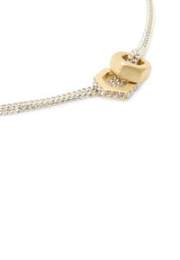 Collar de cadena de plata con dos acentos hexagonales en oro, uno liso y otro adornado con brillantes transparentes, destacando los materiales mixtos.