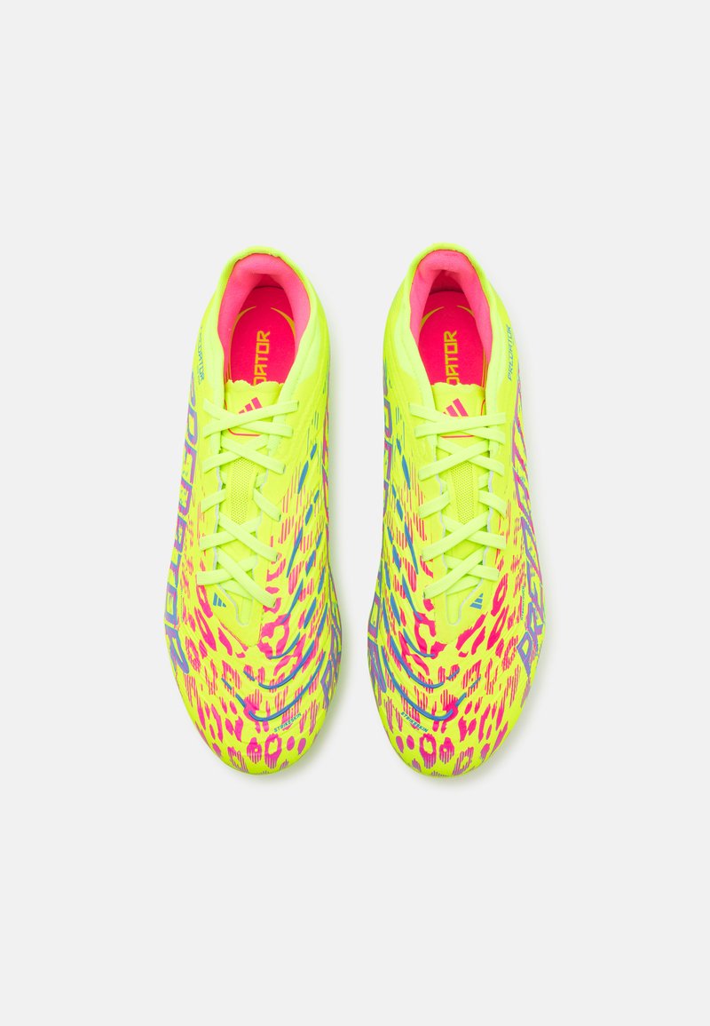 Botas de fútbol amarillas brillantes con un diseño de estampado de leopardo en rosa y azul. Diseño ligero con cordones, superficie texturizada y interior acolchado.